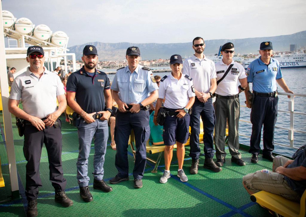 Skupina stranih policajaca, zajedno s domaćinom, krenula je iz Splita u obilazak Brača