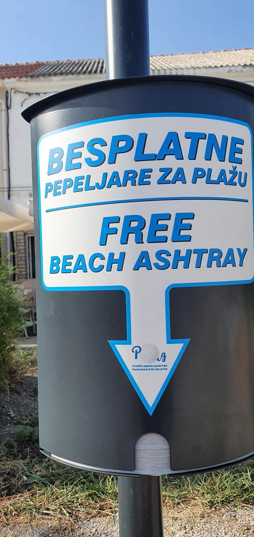 Postavljene besplatne pepeljare na gradskoj plaži Prosika u Pagu