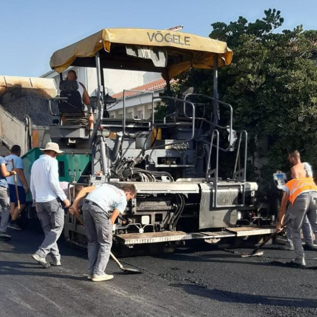 Radnici na asfaltiranju glavne ceste kroz Zemunik
