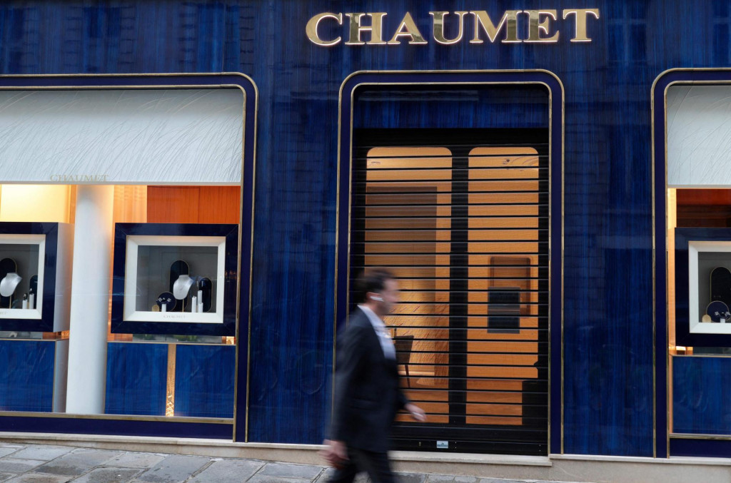 A passer-by walks past a Chaumet jewellery store located close to the Champs-Elysee avenue in central Paris, on July 27, 2021. - The Chaumet jewellery store was targeted by an armed robbery, and between 2 and 3 million euros worth of goods have been stolen, according to a close source. (Photo by GEOFFROY VAN DER HASSELT/AFP)