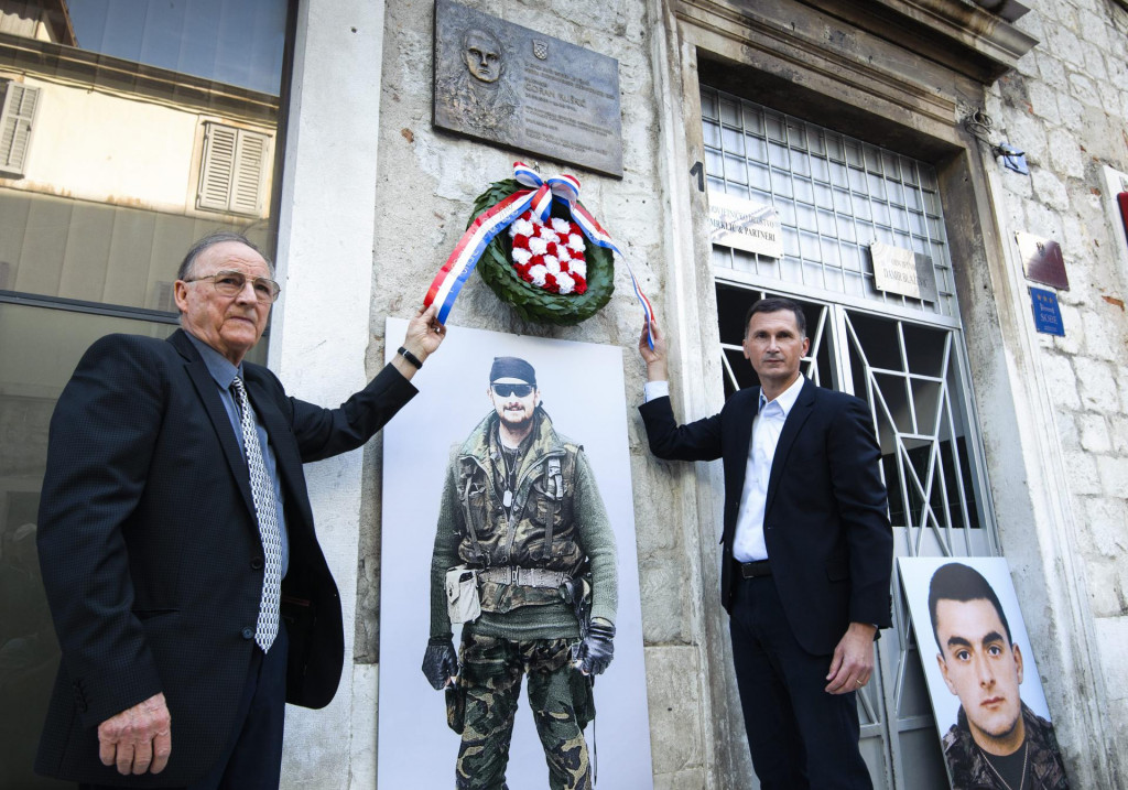 Dragan Primorac i Goranov otac Ratomir Kliškić polažu vijenac  kod spomen ploče pokojnog pukovnika HV-a Gorana Kliškića