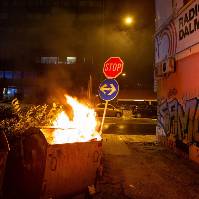 Zapaljeni kontener za smeće u Zvonimirovoj ulici