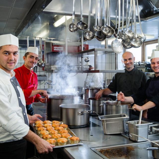 Krešimir Jurić Orlić, Tomislav Petrušić, Sebastijan Cibarić i Dario Plantić rade kao kuhari u hotelu ”Salome” u mjestu Oberlech