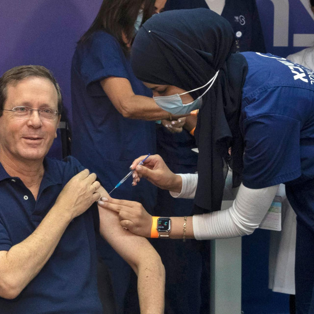Izraelski predsjednik Isaac Herzog snimljen dok prima treću dozu cjepiva