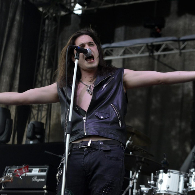 Dino Jelusić na pozornici na Šalati 3. srpnja 2019., kad je s bendom nastupio kao predgrupa ”Whitesnakeu”