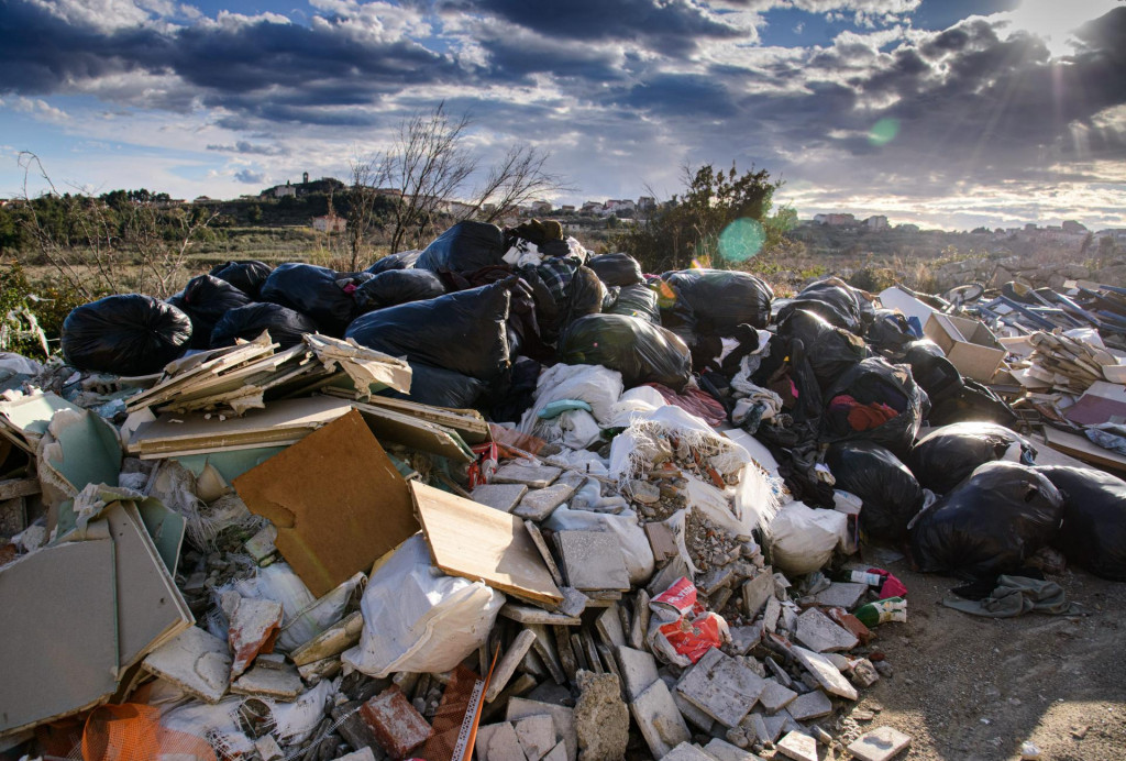 Srednja Dalmacija zatrpana je nerazvrstanim smećem