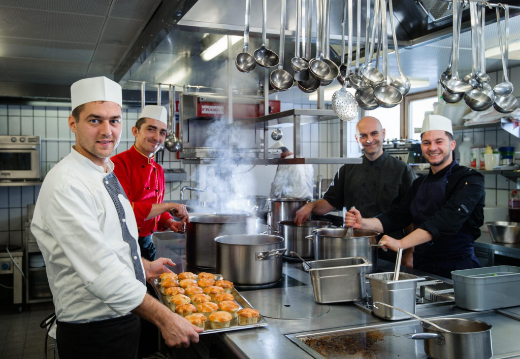 Krešimir Jurić Orlić, Tomislav Petrušić, Sebastijan Cibarić i Dario Plantić rade kao kuhari u hotelu ”Salome” u mjestu Oberlech