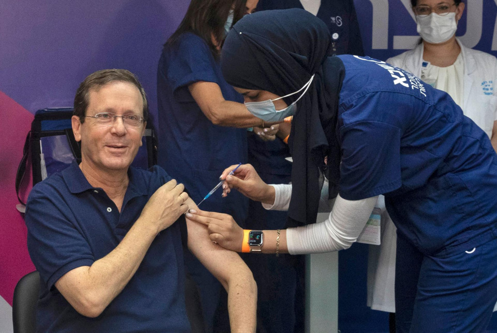 Izraelski predsjednik Isaac Herzog snimljen dok prima treću dozu cjepiva