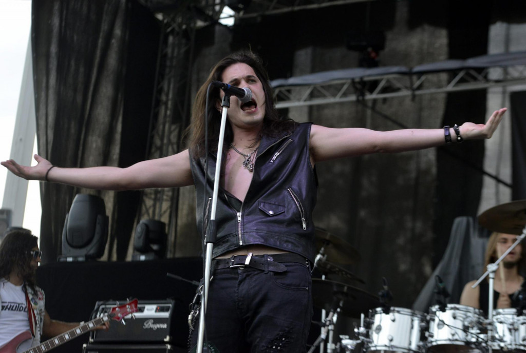 Dino Jelusić na pozornici na Šalati 3. srpnja 2019., kad je s bendom nastupio kao predgrupa ”Whitesnakeu”