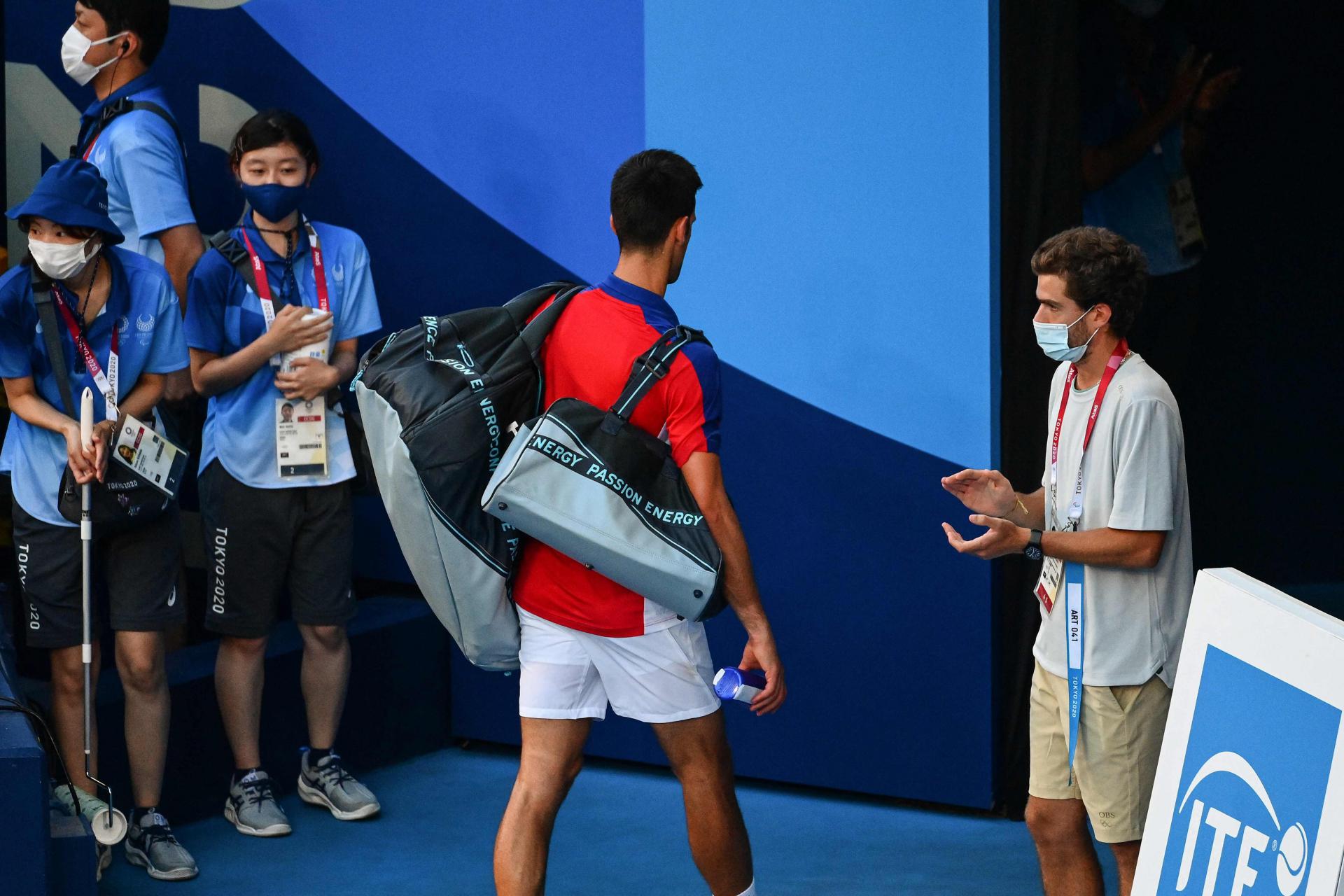 Djokovic é atingido nas pernas por smash à queima-roupa quando