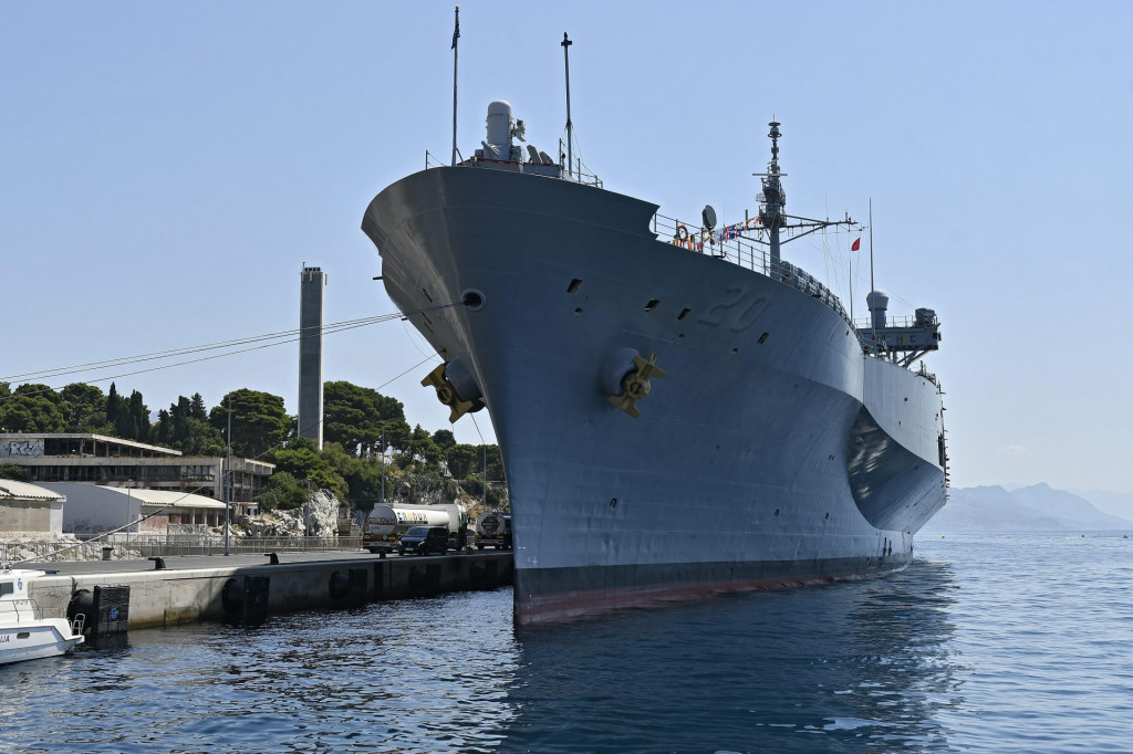&amp;#39;USS Mount Whitney&amp;#39;, 184 metra duga grdosija usidrila se na vanjskom vezu gradske luke