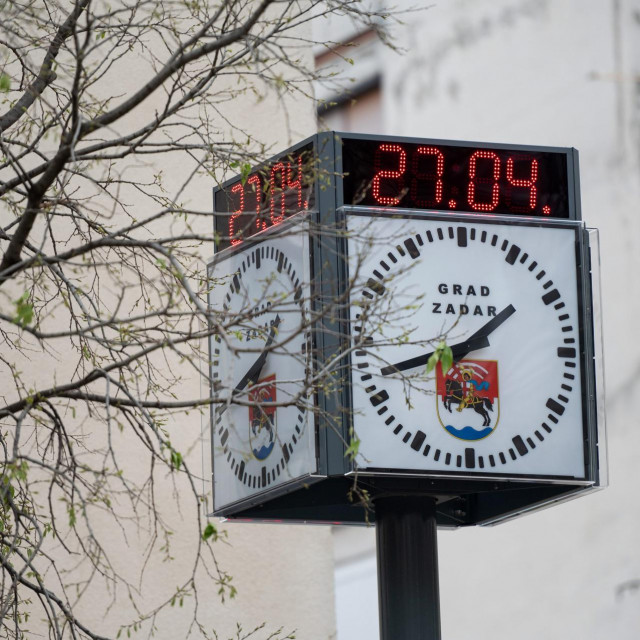 Zadar, 270421.&lt;br /&gt;
Danas je u Ulici Josipa Jurja Strossmayera kod zgrade poste postavljen javni sat s prikazom temperature zraka.&lt;br /&gt;