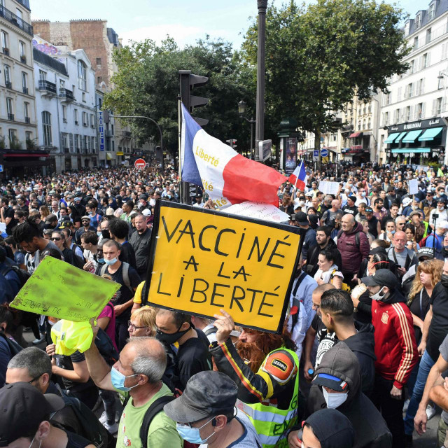 Brojni Francuzi ne podržavaju Macronove epidemiološke mjere