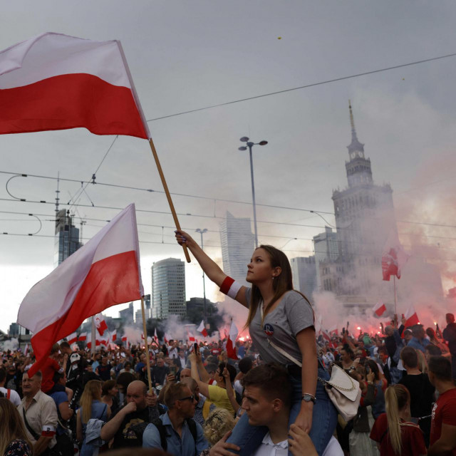 Slavljenički plamen s proslave 77. godišnjice Varšavskoga ustanka degenerirao je u palež centara za cijepljenje&lt;br /&gt;
&lt;br /&gt;
 