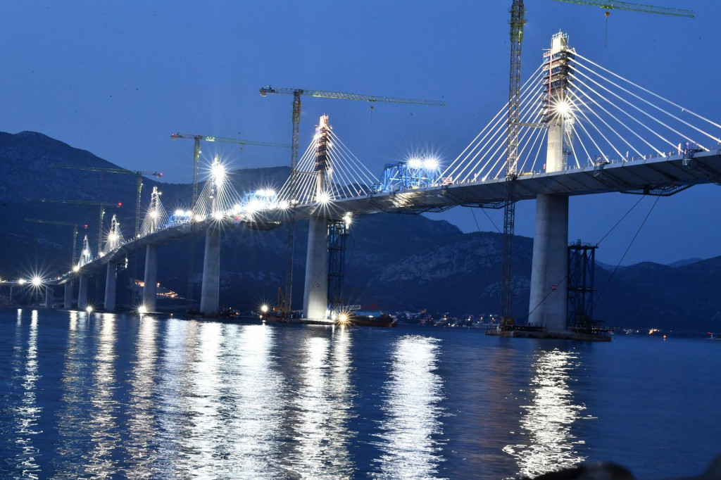 Dosta čitatelja predložilo je i ime Europski most, pa i Most jedinstvene Hrvatske, Most domovine&lt;br /&gt;
Tonči Plazibat/Hanza Media