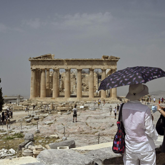 Turisti u Ateni se od sunca štite i kišobranima...