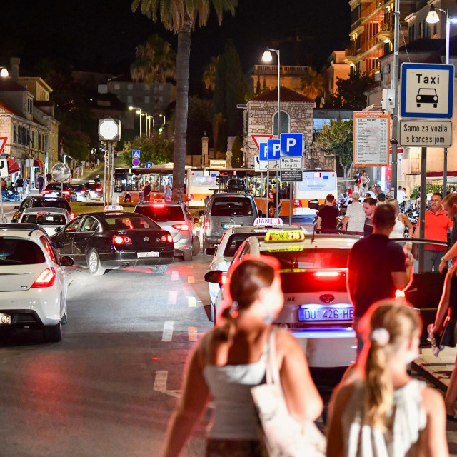 Specijal SD&lt;br /&gt;
Dubrovnik, 02.08.2021.&lt;br /&gt;
Prometno redarstvo grada Dubrovnika brine se o redu na taxi stajalistu i stajalistu za transfere na Pilama&lt;br /&gt;