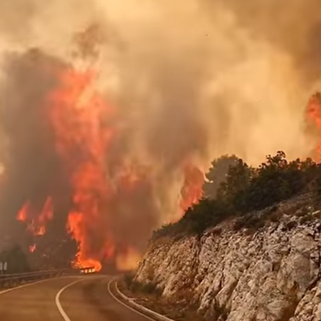 Podivljali plamen na cesti kraj Trogira