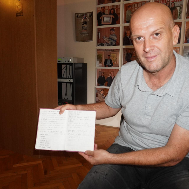 Ivica Kukavica s ratnim dnevnikom koji je svakodnevno vodio&lt;br /&gt;
 