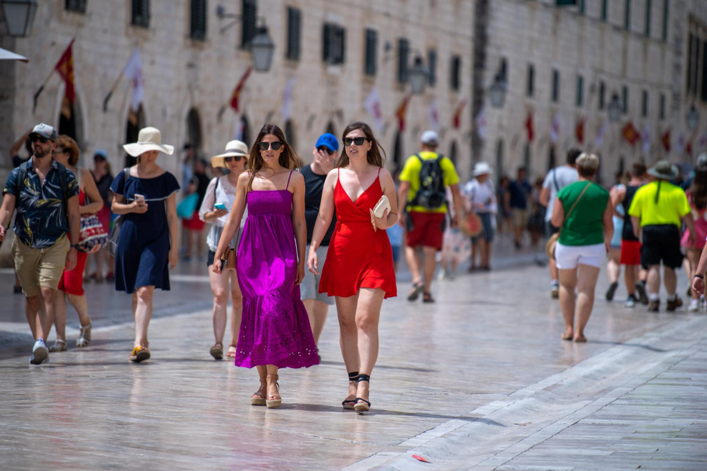Dubrovnik, 04.08.2021. U djiru stradunom u ljetnim haljinama.