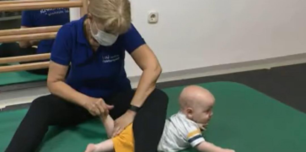 Roditelji su pronašli kliniku u Njemačkoj gdje bi nakon brojnih zahvata Tin mogao gotovo normalno hodati&lt;br /&gt;
SCREENSHOT