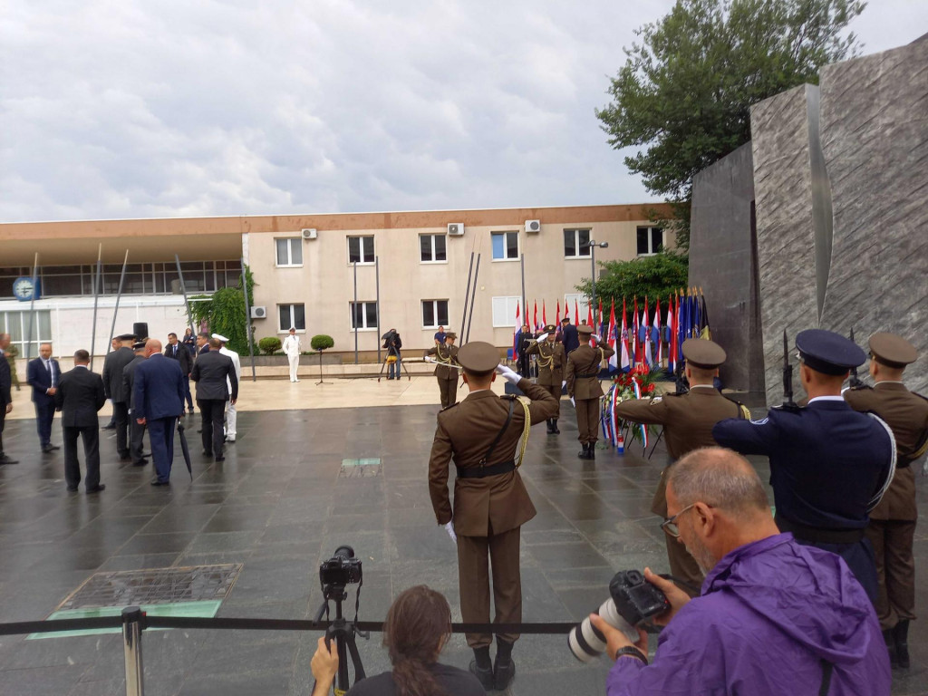 Obitelji nestalih, poginulih i umrlih hrvatskih branitelja, prve su položile vijence pred spomenik Oluja 95