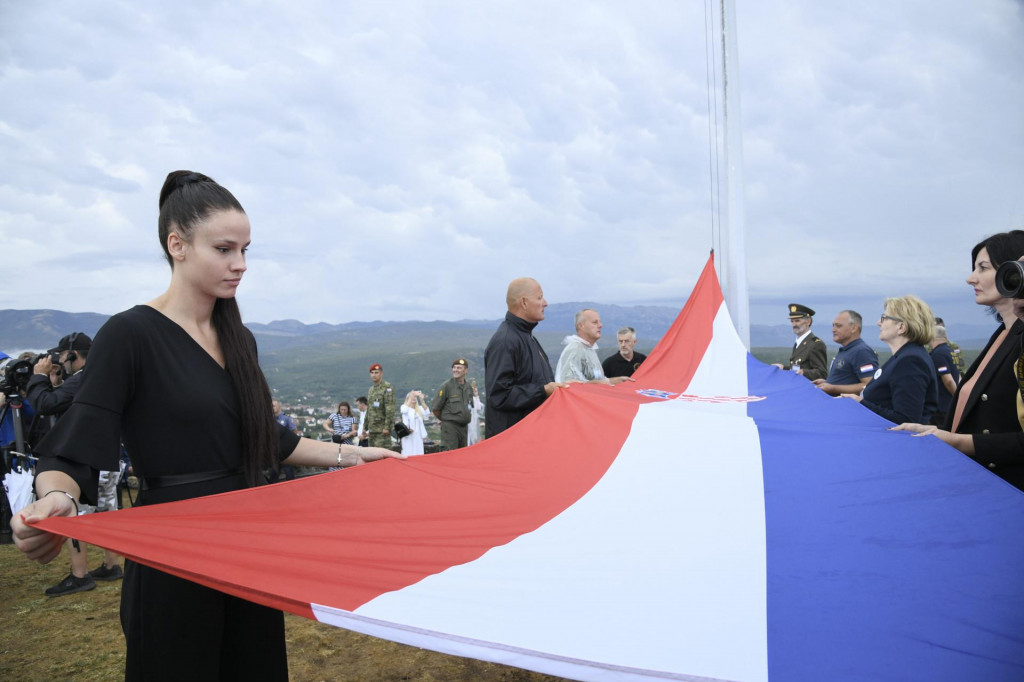 Matea Jelić podiže zastavu