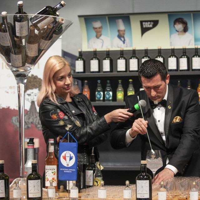 Na fotografiji: Poznati barmen i cocktail majstor Jure Vojkovic predstavlja Dubrovnik Republic Gin i na koji nacin pripraviti dobar gin tonic