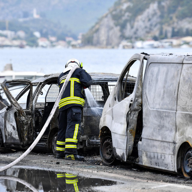  Na Mirinovu se jučer zapalilo pet glisera i dva automobila