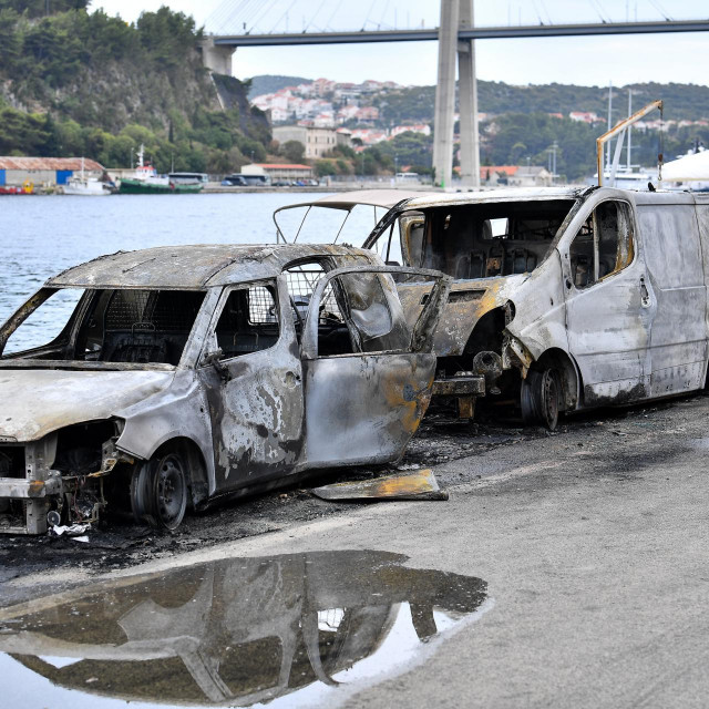 U Rijeci dubrovačkoj se u četvrtak zapalilo pet glisera i dva automobila