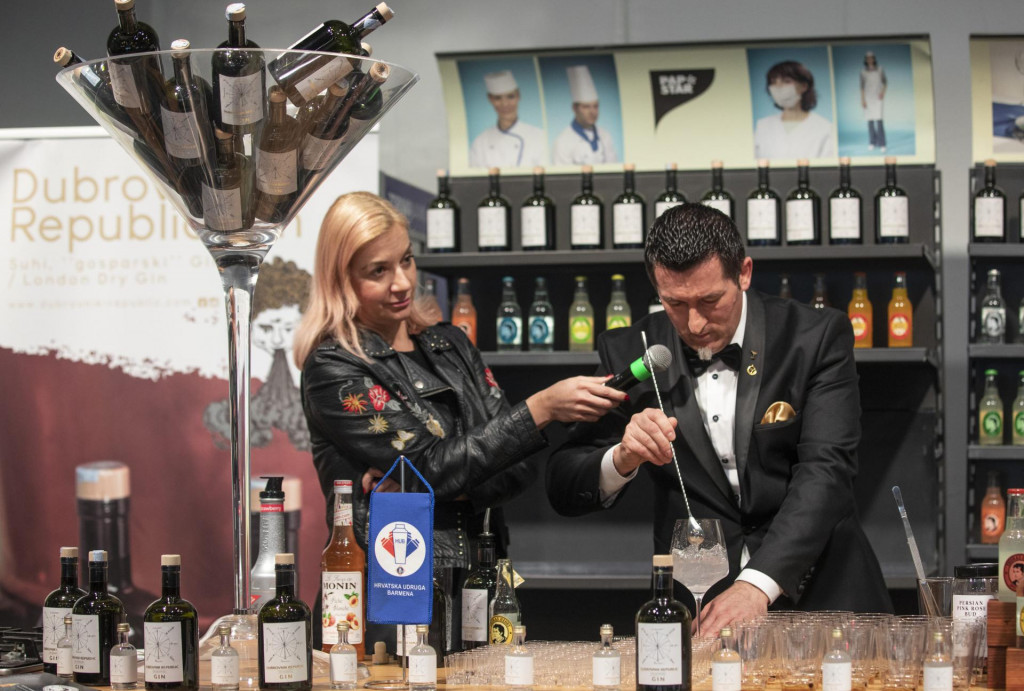 Na fotografiji: Poznati barmen i cocktail majstor Jure Vojkovic predstavlja Dubrovnik Republic Gin i na koji nacin pripraviti dobar gin tonic
