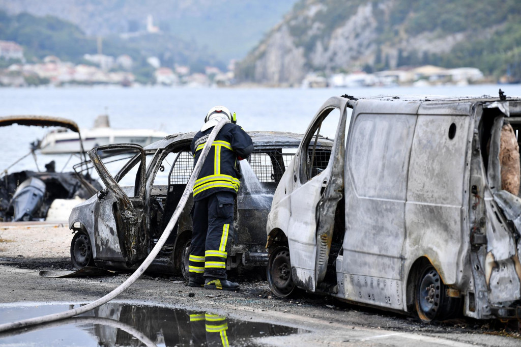  Na Mirinovu se jučer zapalilo pet glisera i dva automobila