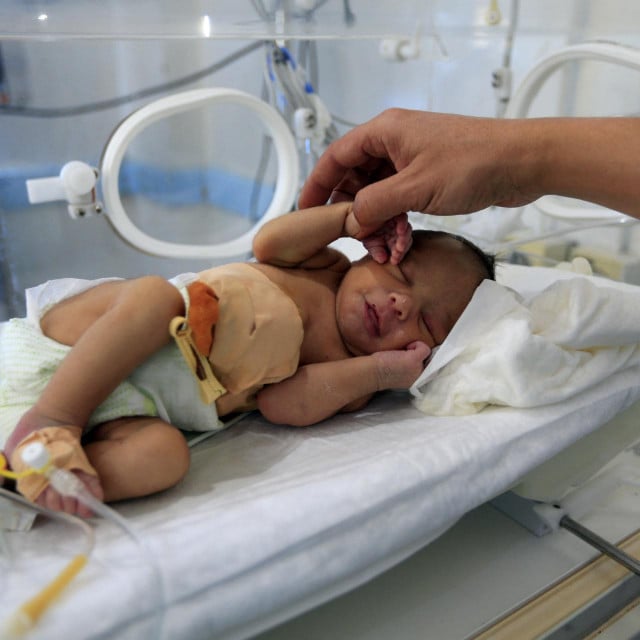 Jedno od prerano rođene djece u inkubatoru (ilustracija)