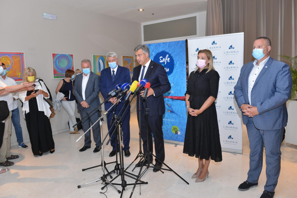 Andrej Plenković, zajedno s članovima Vlade, sastao se s predstavnicima turističog sektora, županima priobalnih županija i gospodarstvenicima
