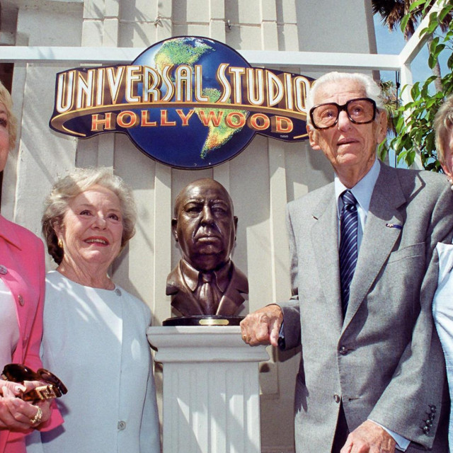 Tippi Hedren, Pat Hitchcock O&amp;#39;Connell, Bob Wasserman i Janet Leigh prilikom postavljanja brončane biste  Alfreda Hitchcocka u Universal Studios u Los Angeles