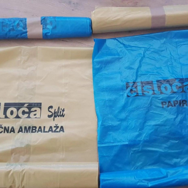 Plave i žute vrećice za razdvajanje papirnatog i plastičnog otpada