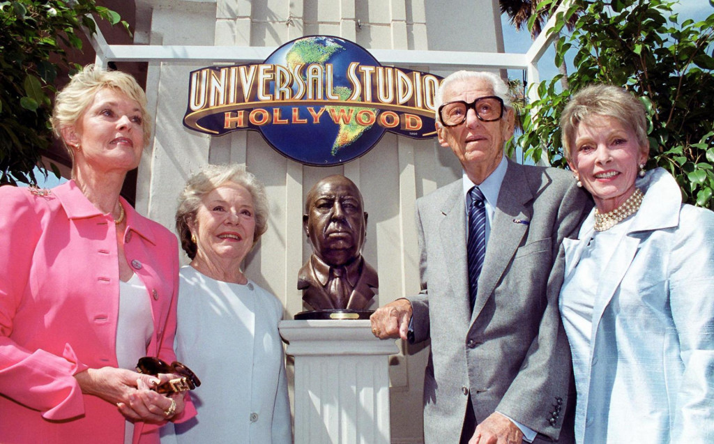 Tippi Hedren, Pat Hitchcock O&amp;#39;Connell, Bob Wasserman i Janet Leigh prilikom postavljanja brončane biste  Alfreda Hitchcocka u Universal Studios u Los Angeles