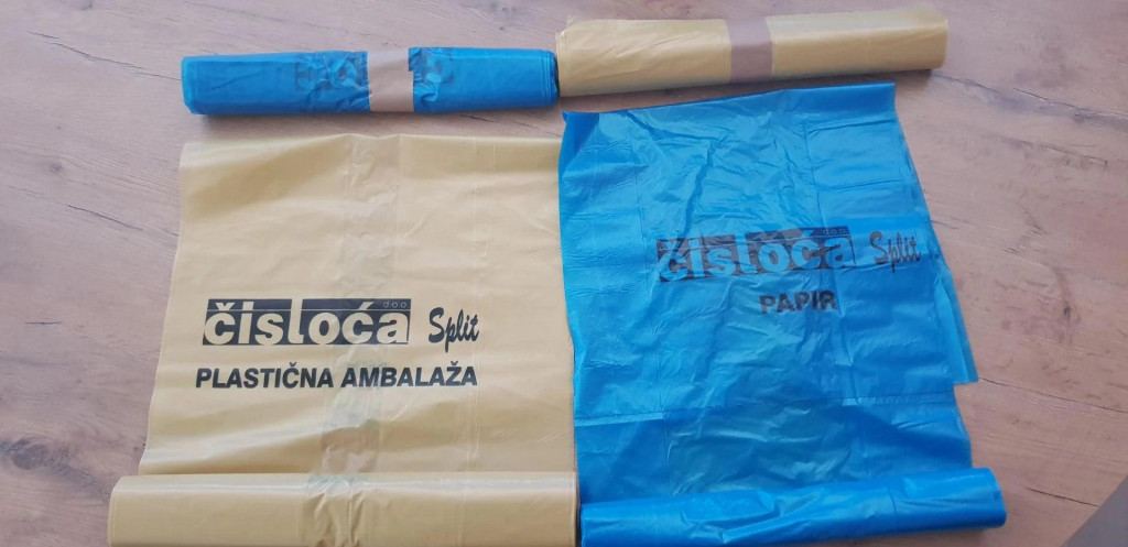 Plave i žute vrećice za razdvajanje papirnatog i plastičnog otpada