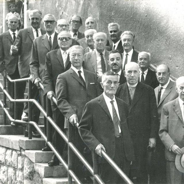 Za 60. godišnjicu mature 1977. poredali su se na vanjskim stubama stare zgrade Gimnazije