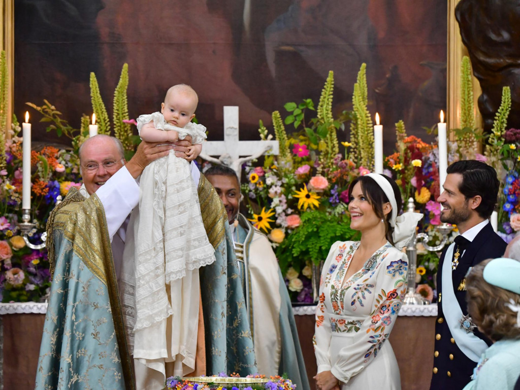 Biskup Johan Dalman drži princa Juliana, a pored njega su velečasni Michael Bjerkhagen, princeza Sofia i princ Carl Philip