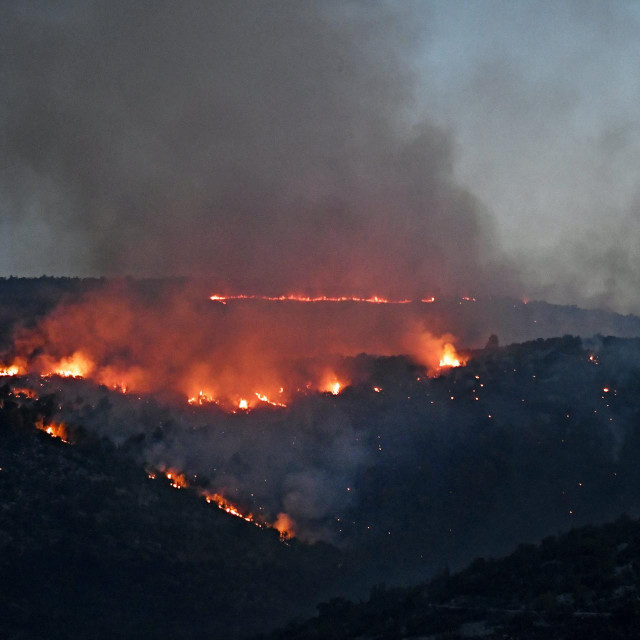 Seget Gornji, Trogir, 030821.<br />
Pozar kod Segeta Gornjeg koji je buknuo jucer jos nije potpuno stavljen pod kontrolu. Opozarena je samo makija i nisko raslinje i nisu ugrozene kuce, niti ima ozlijedjenih.<br />