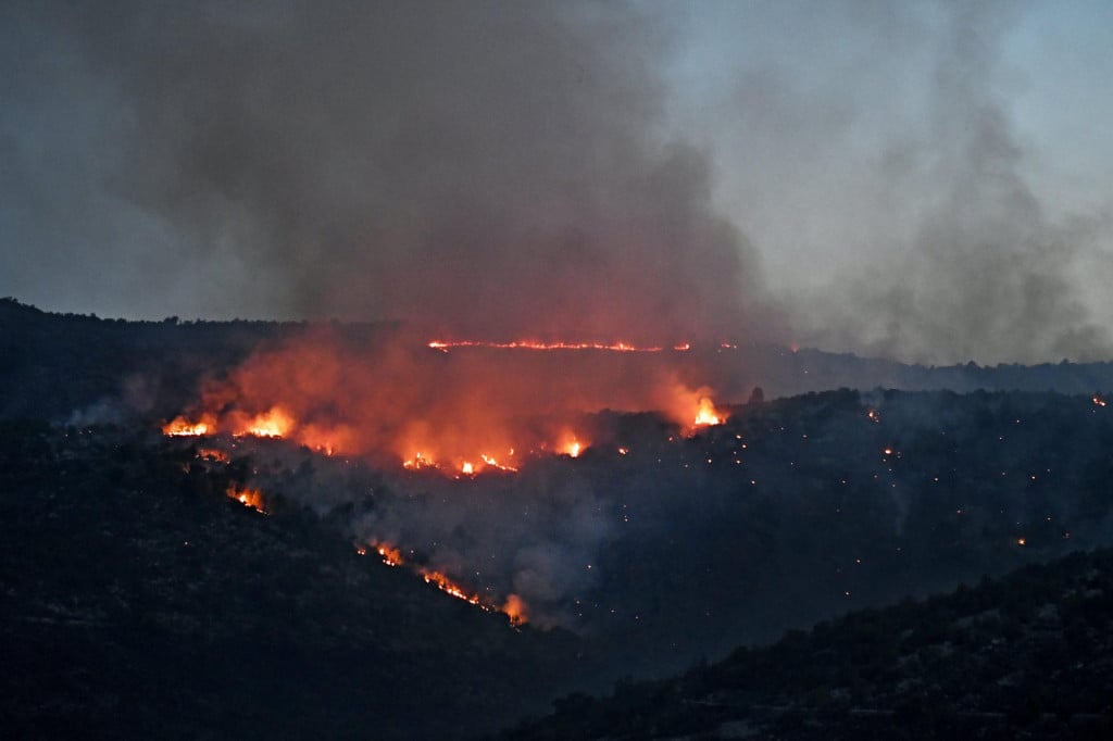 Seget Gornji, Trogir, 030821.<br />
Pozar kod Segeta Gornjeg koji je buknuo jucer jos nije potpuno stavljen pod kontrolu. Opozarena je samo makija i nisko raslinje i nisu ugrozene kuce, niti ima ozlijedjenih.<br />