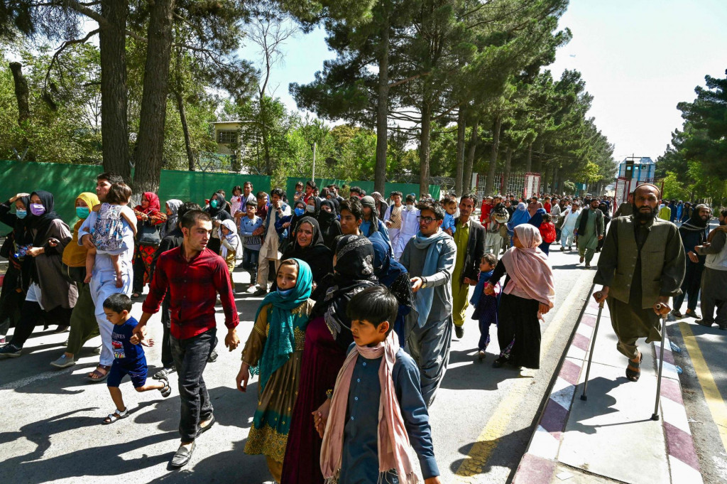 Afghan people move towards the Kabul airport to leave Kabul on August 16, 2021, after a stunningly swift end to Afghanistan&amp;#39;s 20-year war, as thousands of people mobbed the city&amp;#39;s airport trying to flee the group&amp;#39;s feared hardline brand of Islamist rule. (Photo by Wakil Kohsar/AFP)