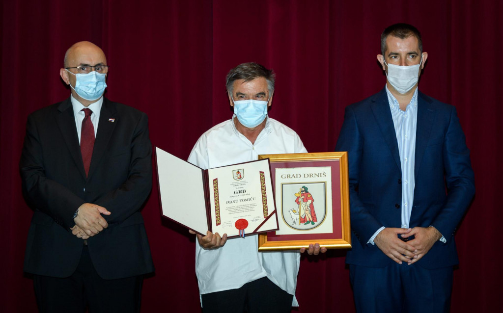 Na svečanoj sjednici Gradskog vijeća dodijeljena su ovogodišnje nagrade grada, a akademik Ivan Aralica dobio je titulu počasnog građanina