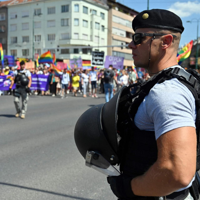 Policajac u Sarajevu tijekom Gay Pridea