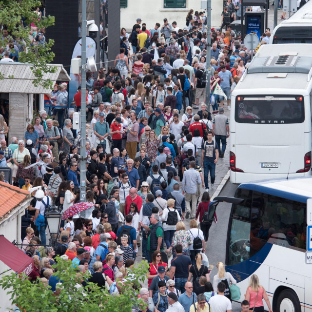Među veće dužnike ubrajaju se turističke agencije zbog neplaćenih naknada za zaustavljanje autobusa