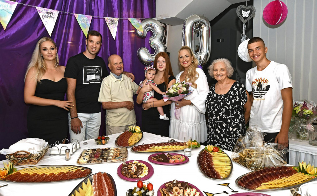 Elvira Mijić (u sredini s cvijećem) s obitelji