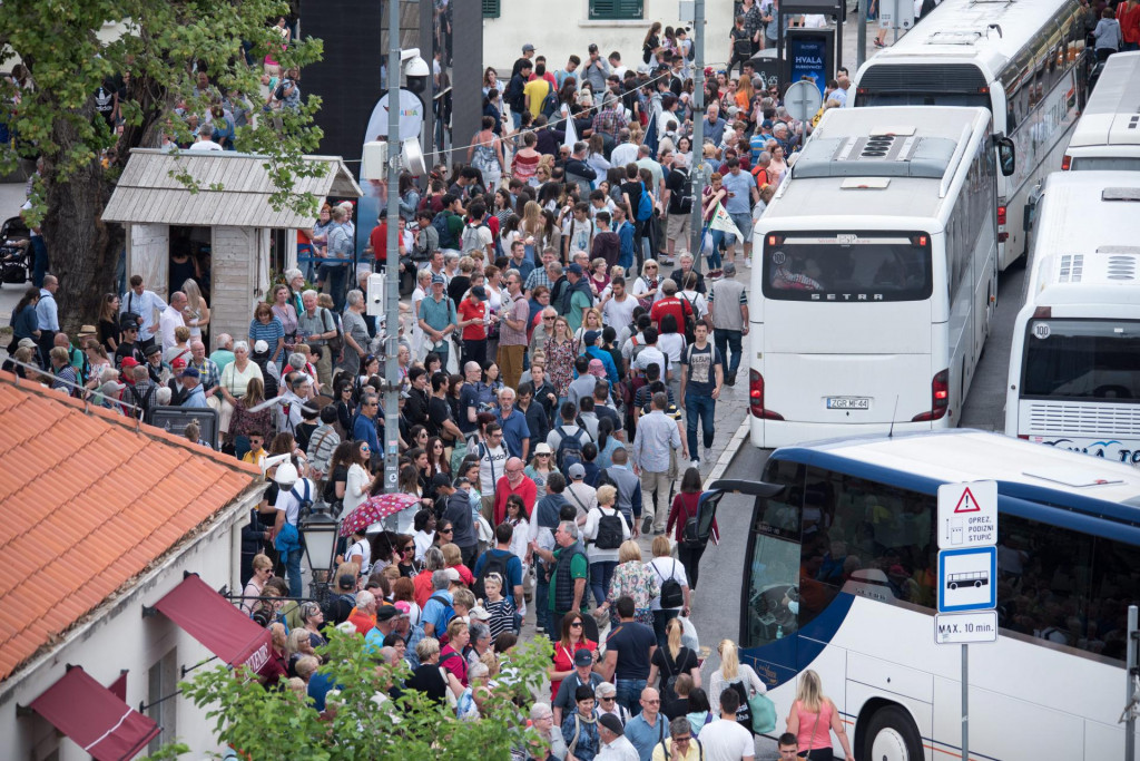 Među veće dužnike ubrajaju se turističke agencije zbog neplaćenih naknada za zaustavljanje autobusa