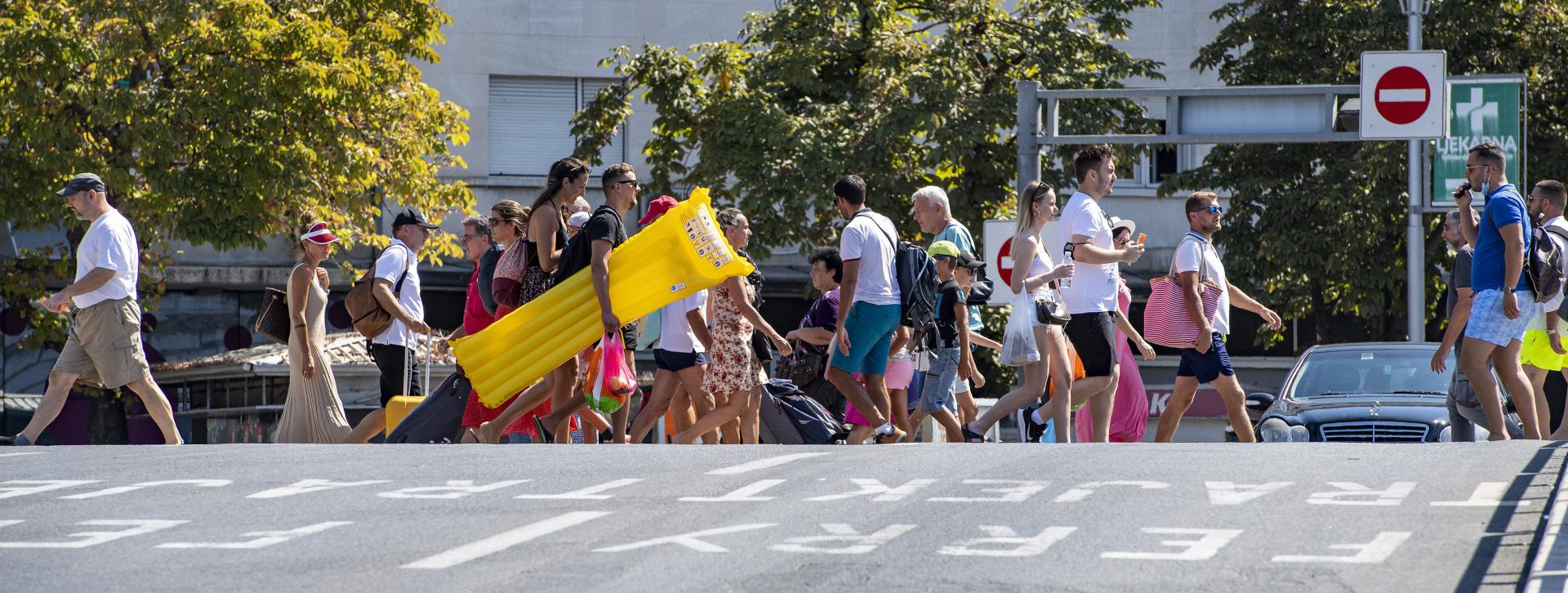 Slobodna Dalmacija Htjeli Smo Turiste Dobili Smo Ih Grad Je Kao Mravinjak Na Svakom Koraku Je Guzva Na Korona Karti Smo Jos Narancasti Koliko Ce Susur Potrajati