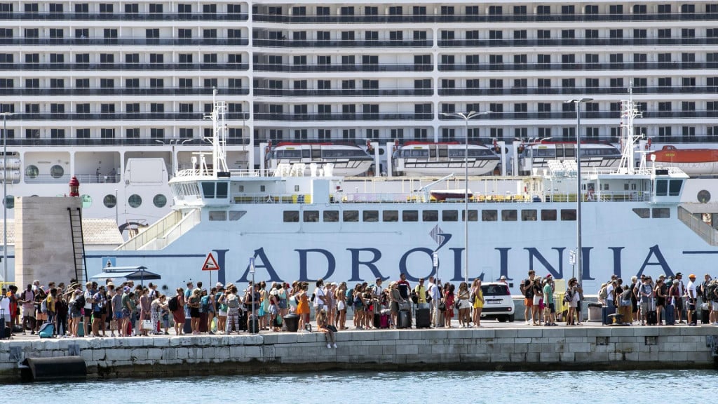 Slobodna Dalmacija Htjeli Smo Turiste Dobili Smo Ih Grad Je Kao Mravinjak Na Svakom Koraku Je Guzva Na Korona Karti Smo Jos Narancasti Koliko Ce Susur Potrajati